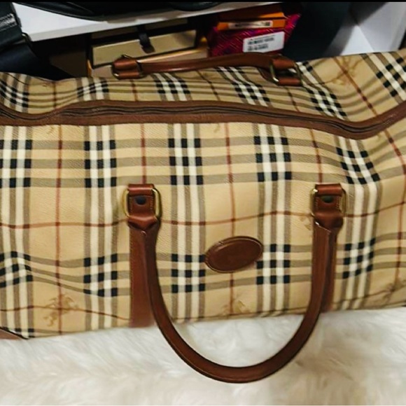 Burberry luggage bag size 45 in very good condition. comes with strap.Minor used - Picture 2 of 11